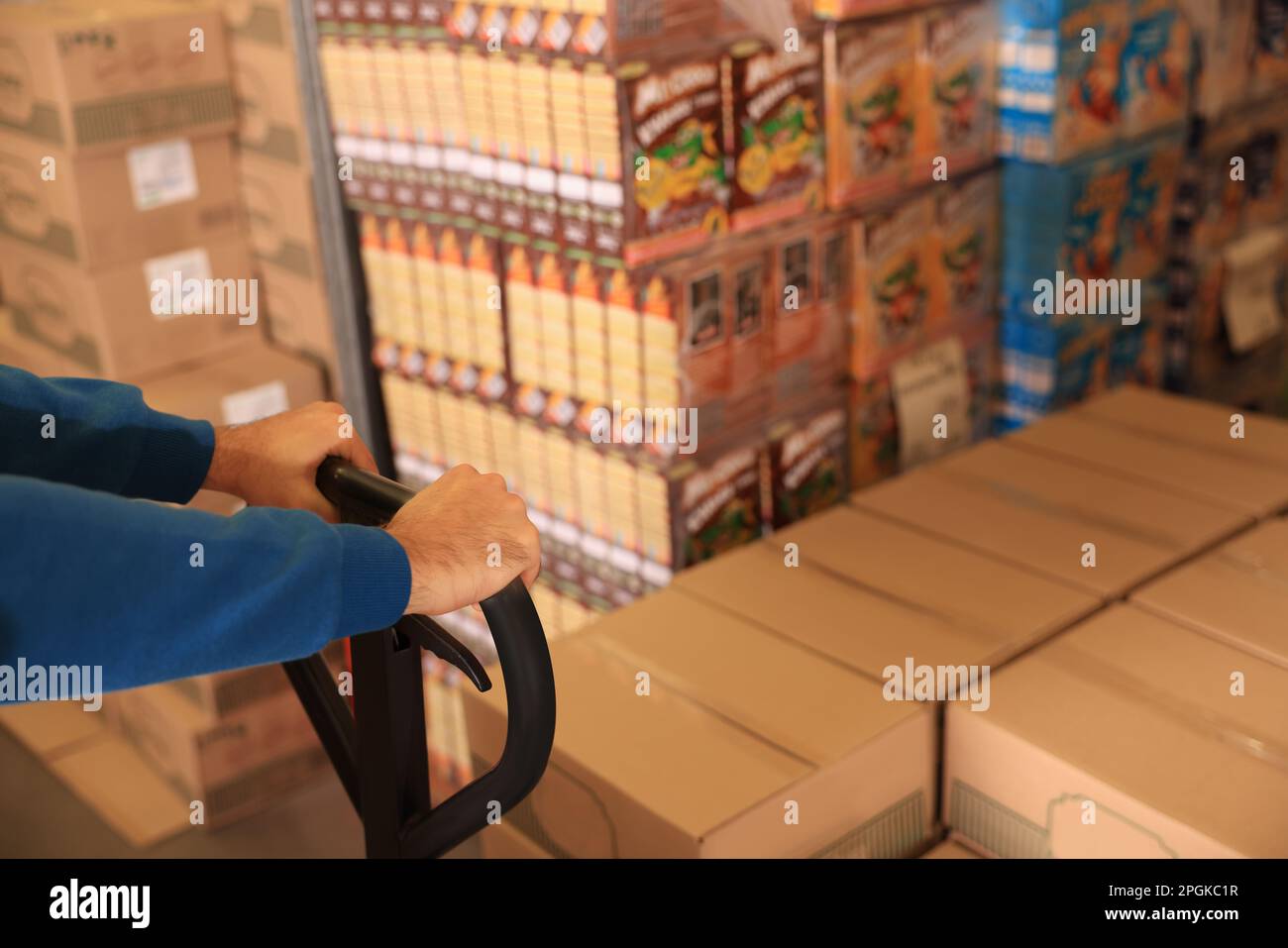 Arbeiter mit Palettenhubwagen im Lager, Nahaufnahme. Logistikzentrum Stockfoto
