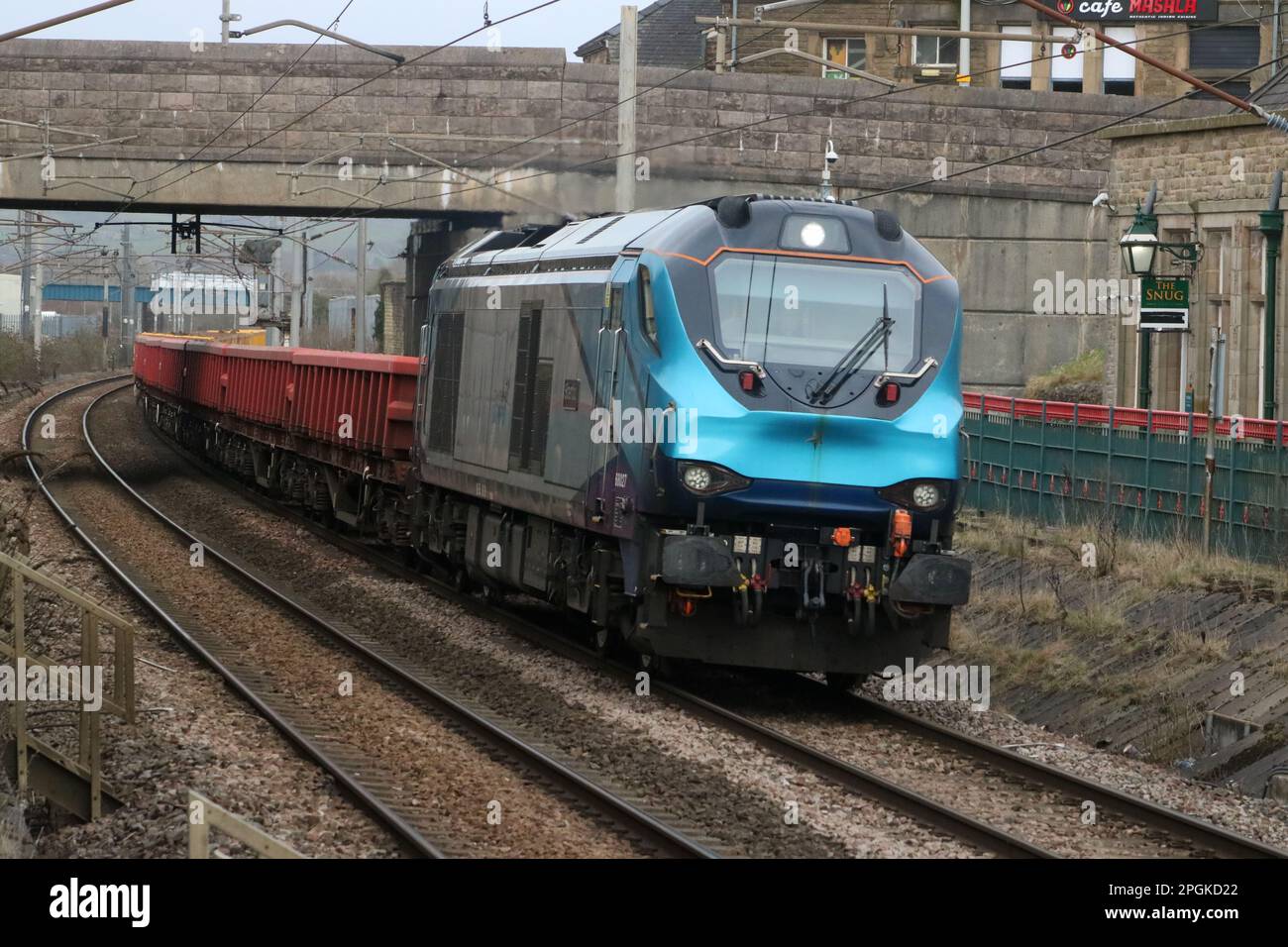 Stadler Rail UK Light Class 68 Diesel-Electric Loco 68027 TransPennine Express Livery Carnforth auf der West Coast Main Line 22. März 2023 Güterzug. Stockfoto