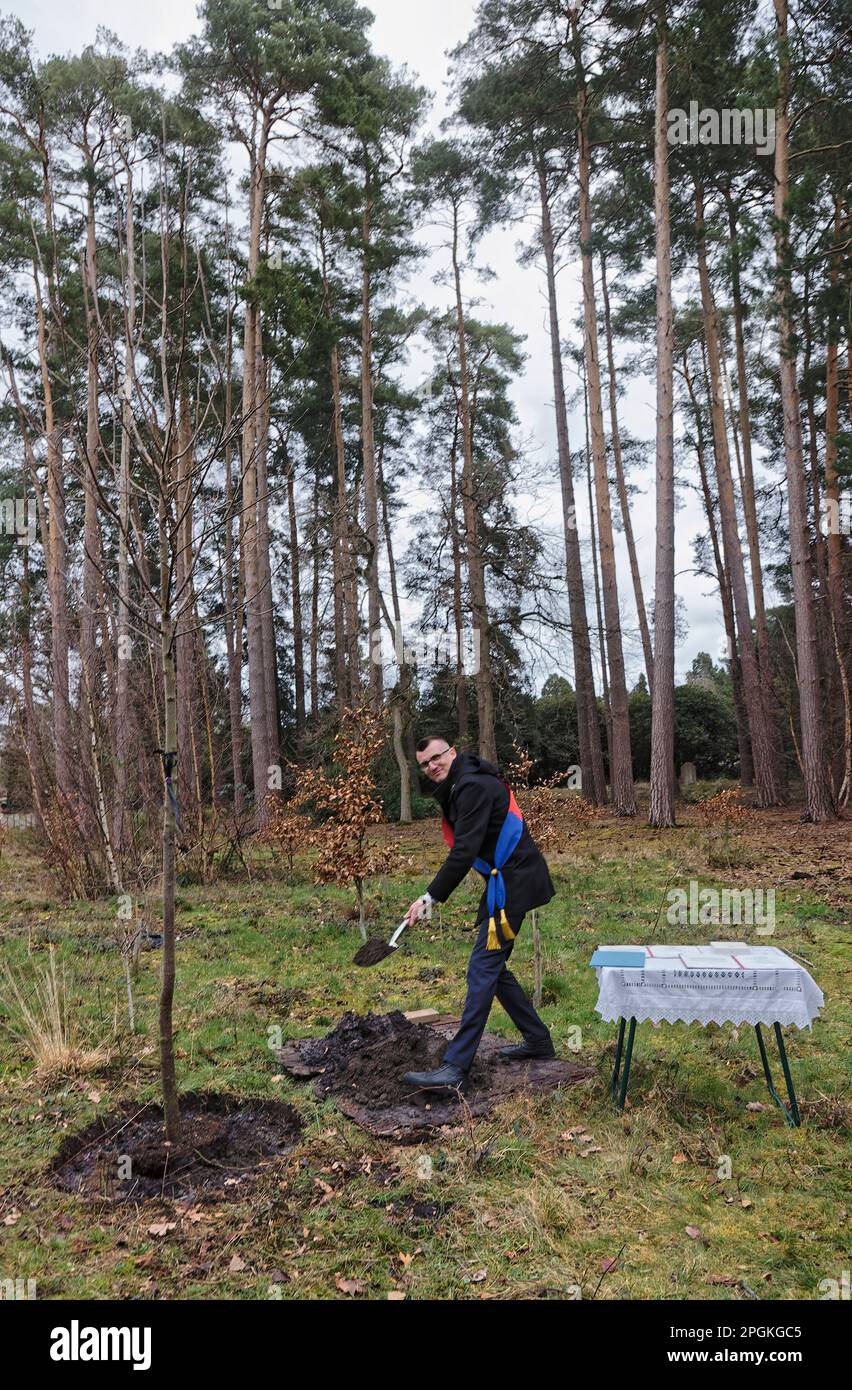 Marek Sobola Gründer von Servare et Manere pflanzt den QEII Platinum Jubilee Memorial Tree - Teil des International Tree of Peace Project Stockfoto