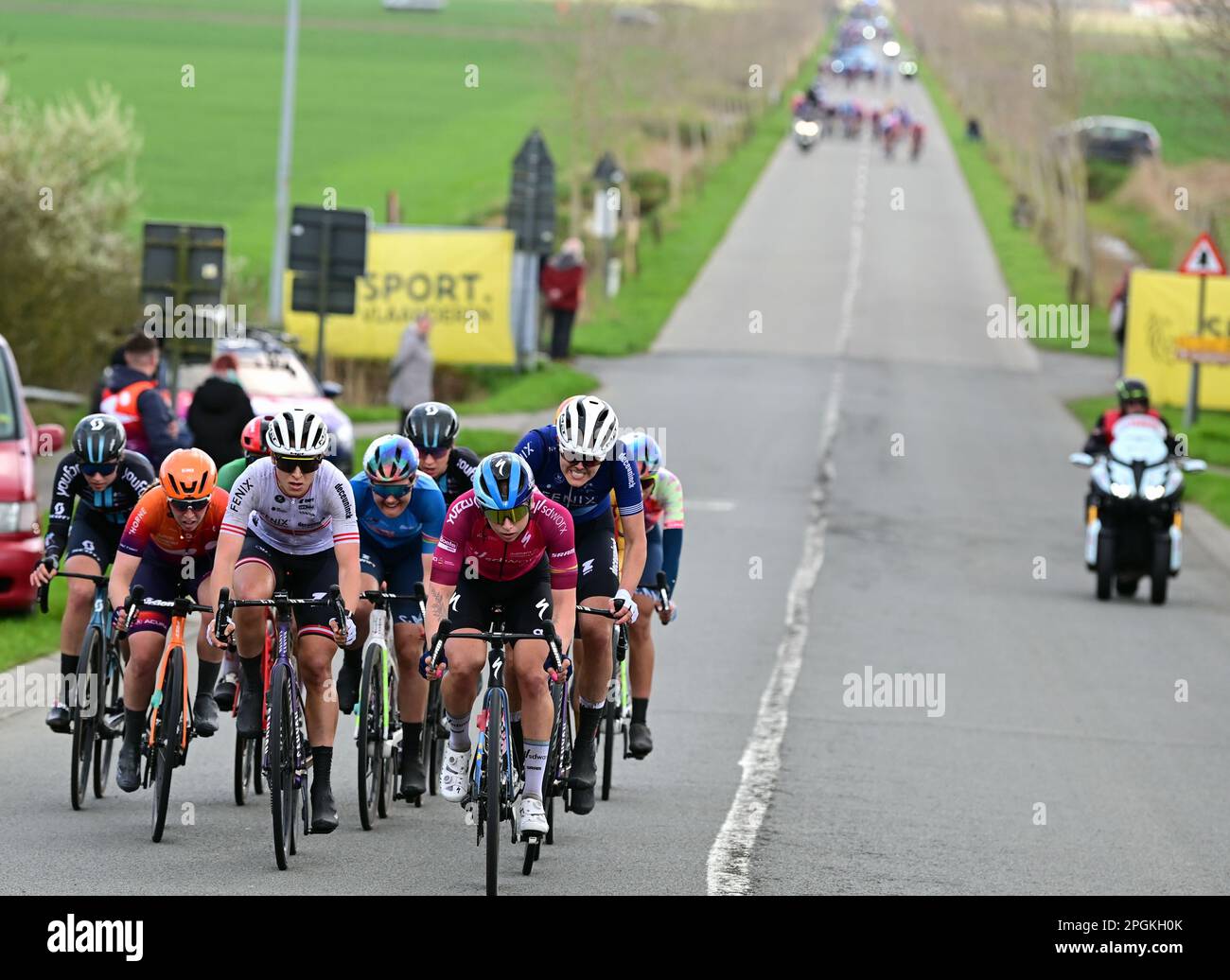 Italienische Elisa Balsamo von Trek-Segafredo, dänische Amalie Dideriksen von Uno-X Pro Cycling Team, belgische Julie De Wilde von Fenix-Deceuninck, Maike Van der Duin von Canyon-SRAM, französische Clara Copponi von FDJ-Suez, Britische Alice Barnes von Human Powered Health, Christina-Deiunger von FGeorgi-Deceiunffer Team, Belgische Shari Bossuyt von Canyon-SRAM und holländische Lorena Wiebes von SD Worx in Aktion während des Frauenelitenrennen des eintägigen Radrennens „Classic Brügge-De Panne“, 159, 5 km von Brügge nach De Panne, Donnerstag, 23. März 2023. BELGA FOTO DIRK WAEM Stockfoto