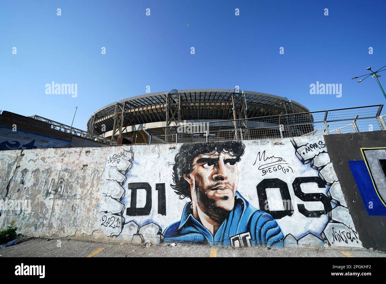 Ein Wandgemälde zu Ehren von Diego Maradona befindet sich in der Nähe des Stadions vor dem Qualifikationsspiel der UEFA Euro 2024 im Stadion Diego Armando Maradona in Neapel, Italien. Foto: Donnerstag, 23. März 2023. Stockfoto