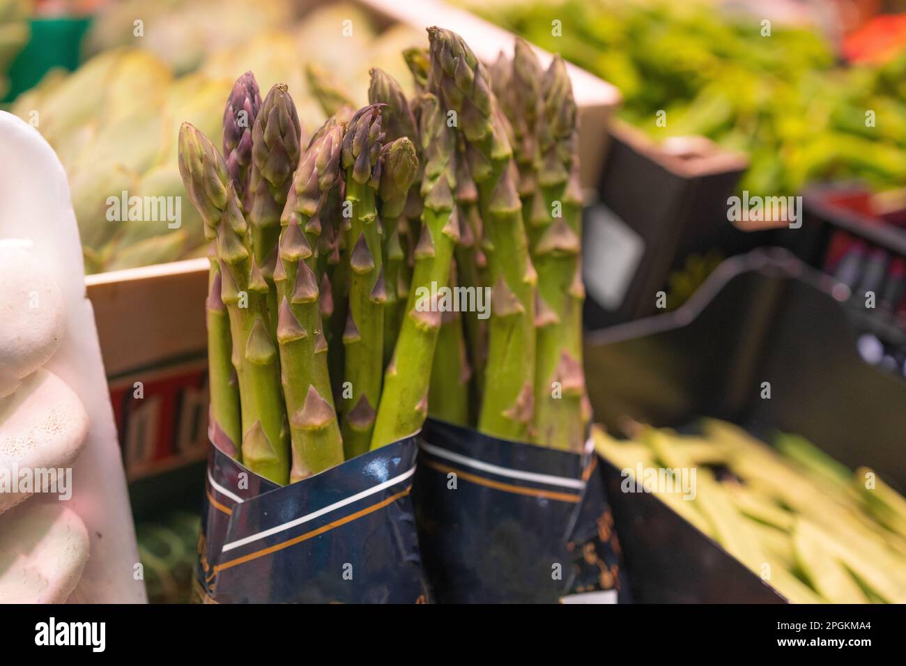 Spargel sammelt Gemüse auf dem Bauernmarkt Stockfoto