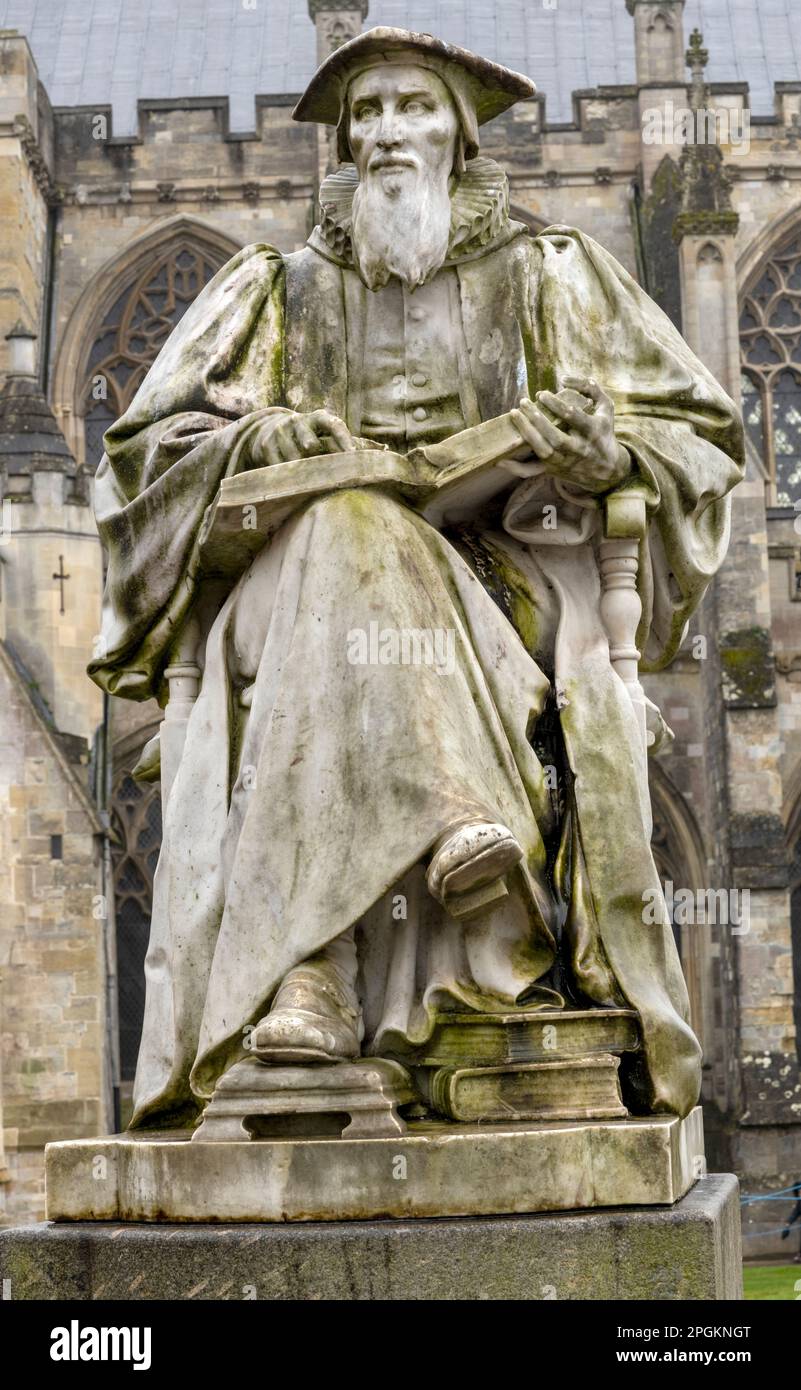 Statue von Richard Hooker 1553-1600 an English Priestin The Grounds of Exeter Cathedral, Exeter, Devon, England, UK. Stockfoto