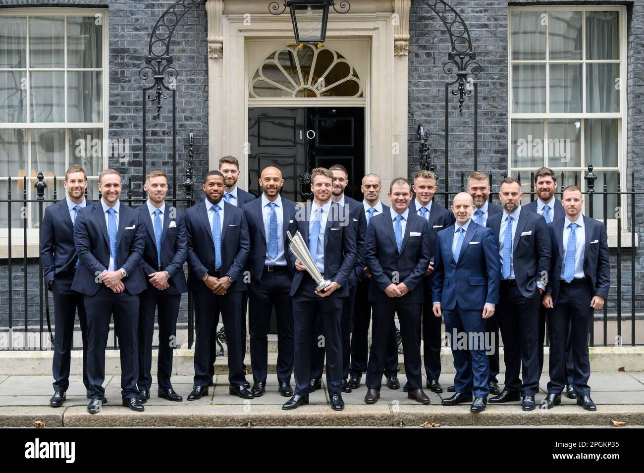 Mitglieder des Teams und Mitarbeiter des englischen Cricket-Teams T20, nachdem sie an einem Empfang mit Premierminister Rishi Sunak in der Downing Street 10 teilgenommen haben Stockfoto