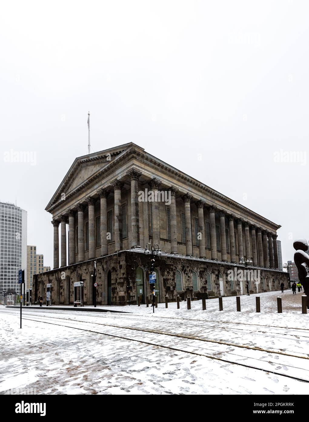 Die antike Architektur des Birmingham Rathauses während der kalten Wintermonate mit Schnee auf der Straße, der zu Reiseunterbrechungen führt Stockfoto