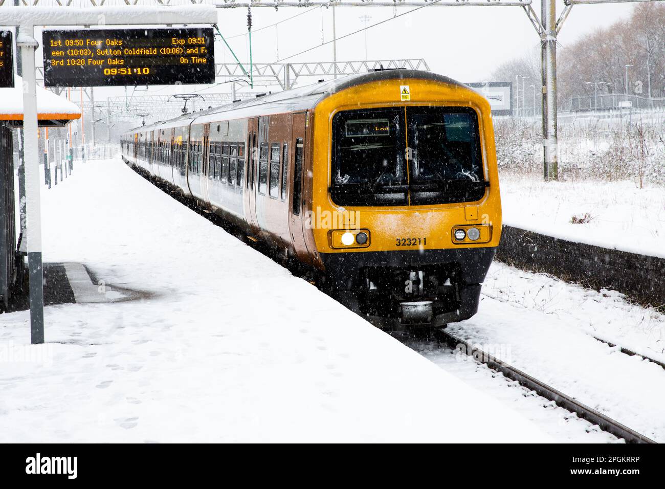 An einem schneebedeckten Duddeston-Bahnsteig in der Nähe von Birmingham verkehrt ein Passagierdienst in West Midlands, bei dem starker Schneefall zu Reiseunterbrechungen führt Stockfoto