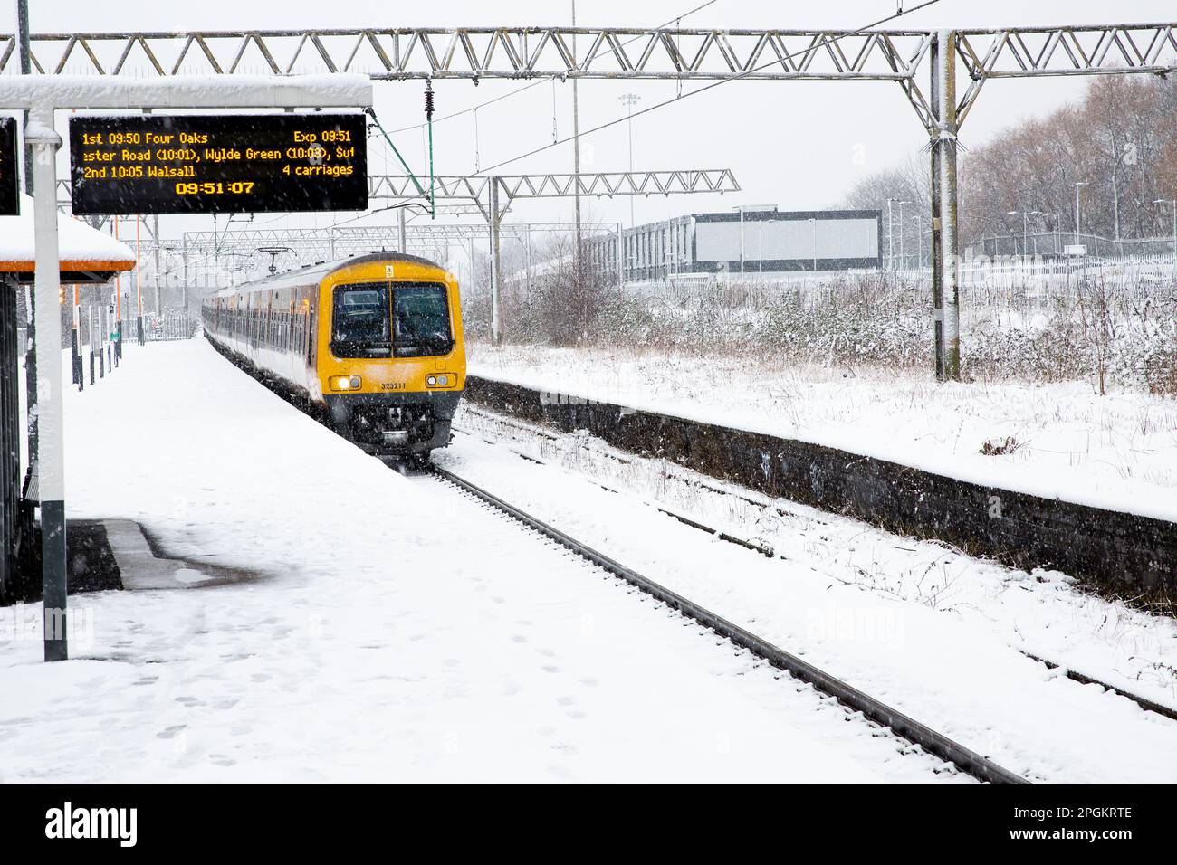 An einem schneebedeckten Duddeston-Bahnsteig in der Nähe von Birmingham verkehrt ein Passagierdienst in West Midlands, bei dem starker Schneefall zu Reiseunterbrechungen führt Stockfoto
