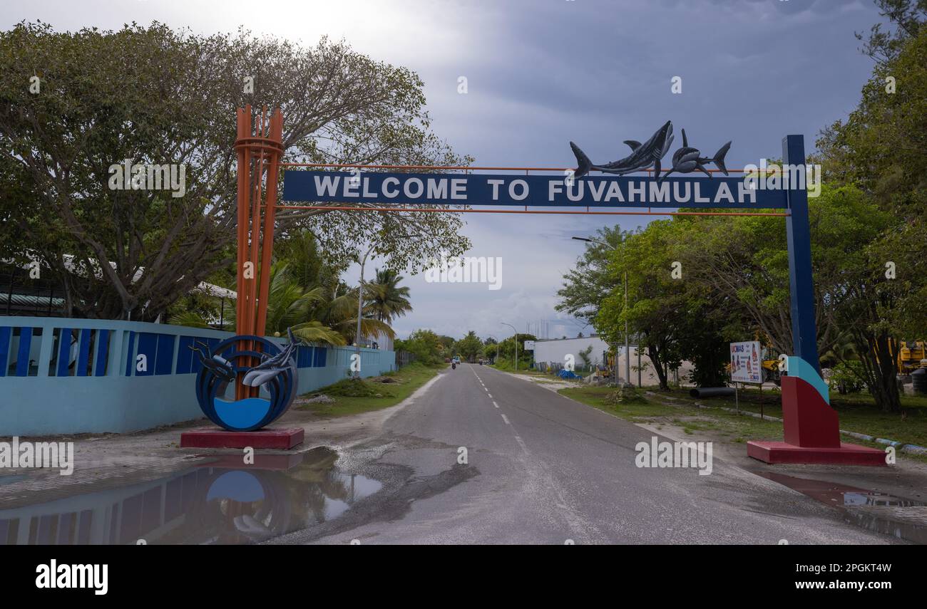 Fuvahmulah Island (Malediven) -- Ein Horten am Eingang der Straße, das den Namen der Insel und ihre ikonische Spezies zeigt - Tigerhaie Stockfoto