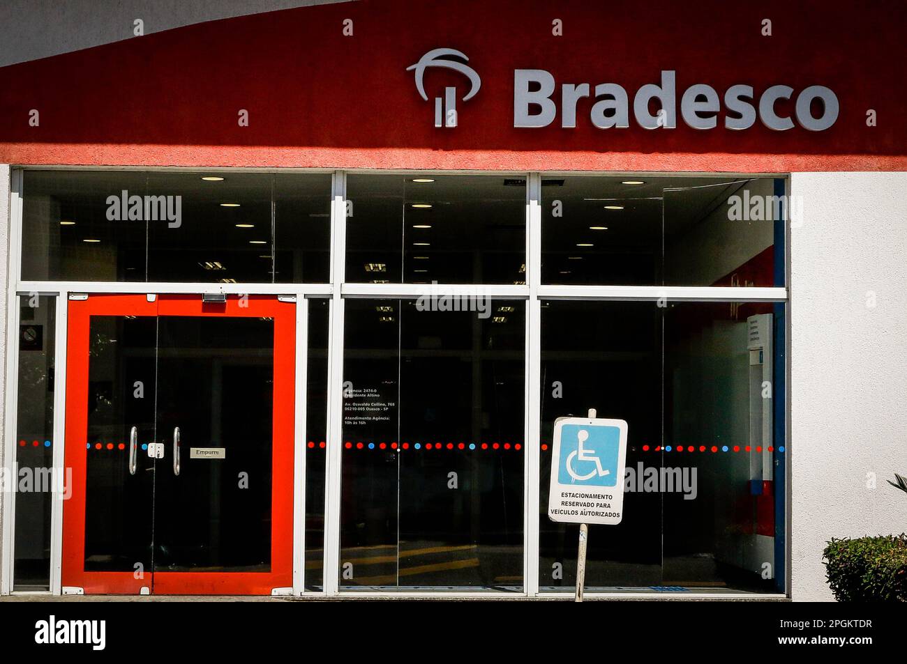 São PAULO, SP - 23.03.2023: BRADESCO FECHA MAIS UMA Agência - Banco Bradesco kündigte am vergangenen Mittwoch (22) die Schließung einer weiteren Filiale an. Dieses Mal war es in der Stadt Cotia. Insgesamt wurden bereits 159 Bankfilialen im ganzen Land geschlossen. (Foto: Aloisio Mauricio/Fotoarena) Stockfoto