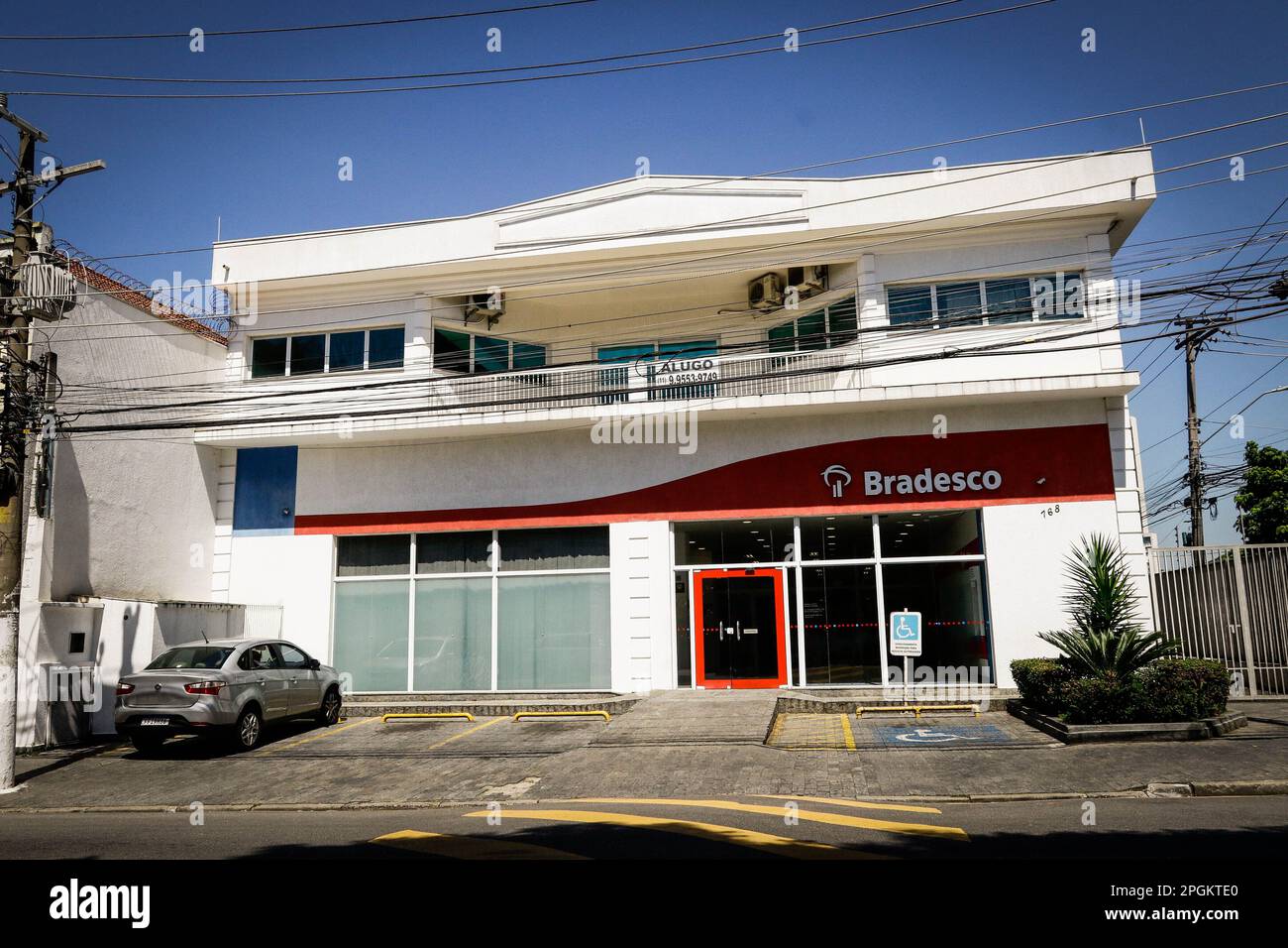 São PAULO, SP - 23.03.2023: BRADESCO FECHA MAIS UMA Agência - Banco Bradesco kündigte am vergangenen Mittwoch (22) die Schließung einer weiteren Filiale an. Dieses Mal war es in der Stadt Cotia. Insgesamt wurden bereits 159 Bankfilialen im ganzen Land geschlossen. (Foto: Aloisio Mauricio/Fotoarena) Stockfoto