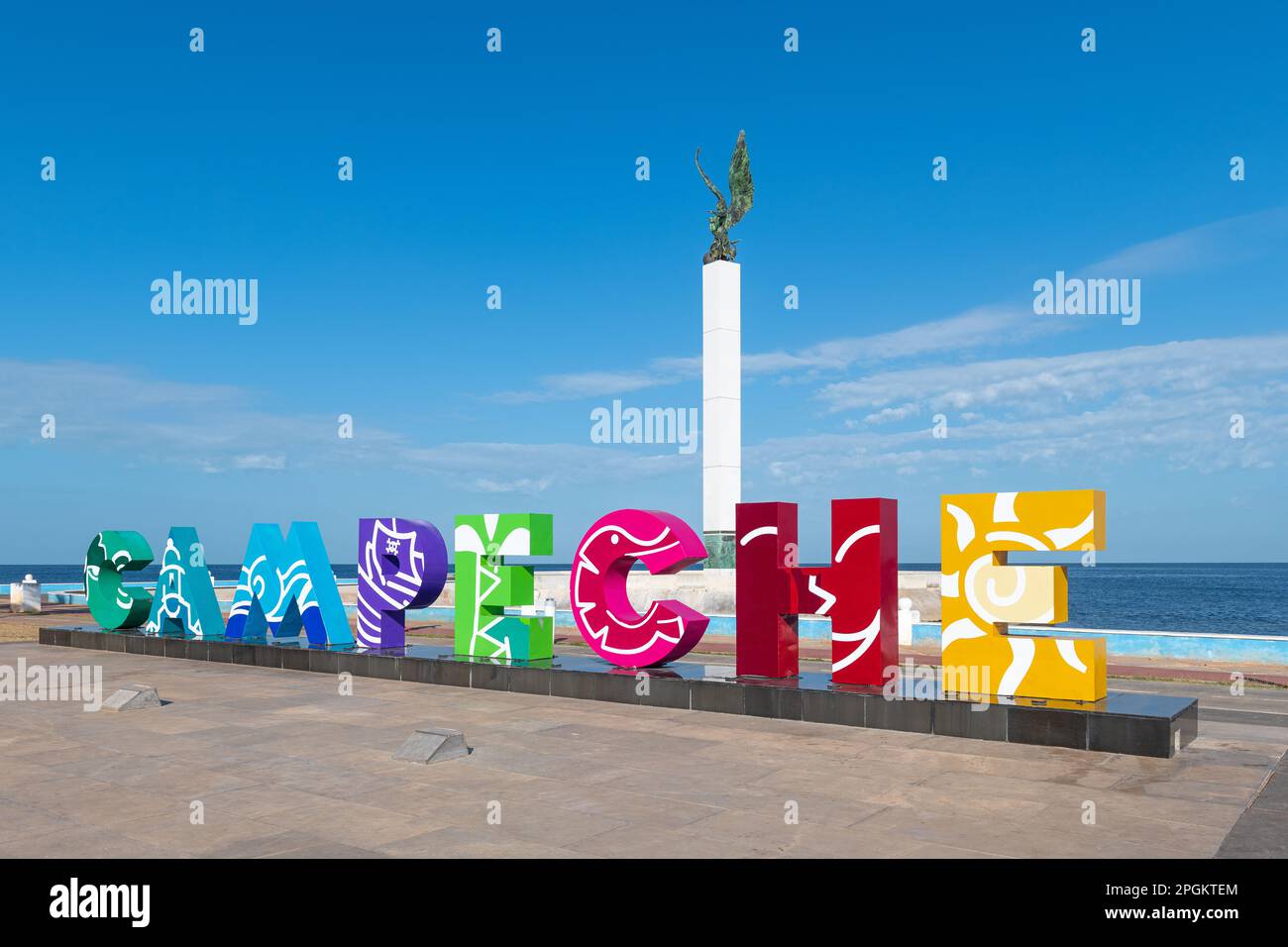 Uferpromenade von Campeche und Namensschild Mexiko. Stockfoto