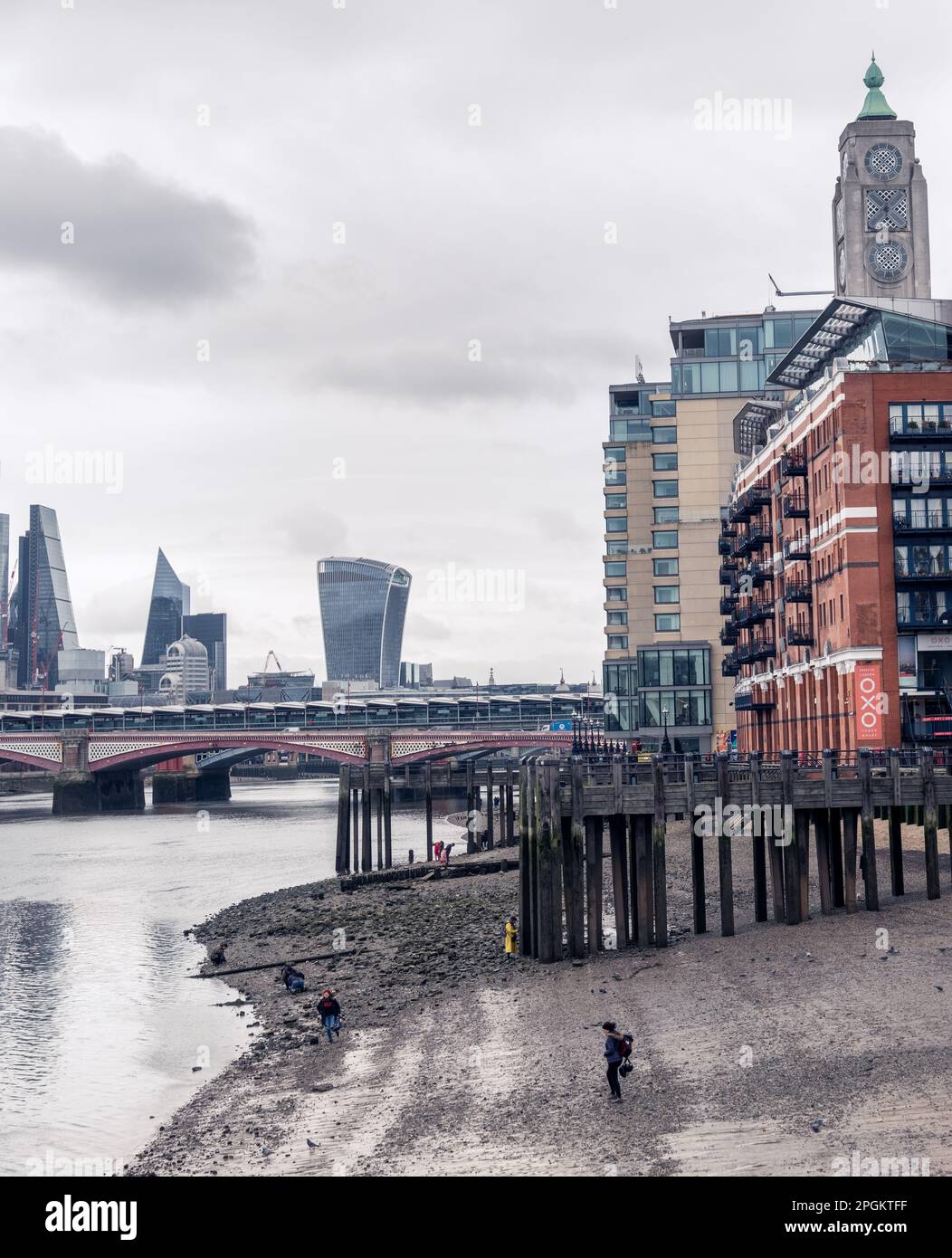 Blick auf den Strand der Themse am Oxo Tower Wharf, London. UK. Stockfoto