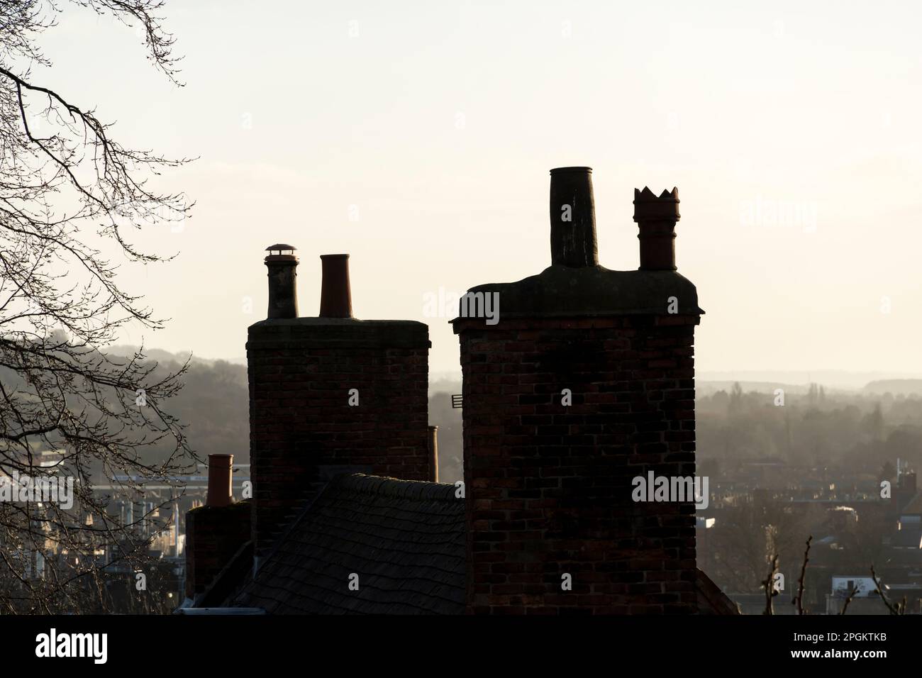 Schornsteine mit Blick auf Lincoln City an einem nebligen Tag, steile Hügel Lincoln Altstadt 2023 Stockfoto
