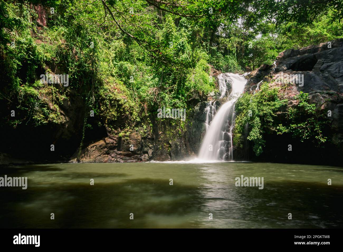 Ein Wasserfall im Wald, ein natürlicher Wasserstrom, der aus einer Höhe unter Ihnen durch die Felsen fließt und eine Feuchtigkeit erzeugt. Im Wald von Thai Stockfoto