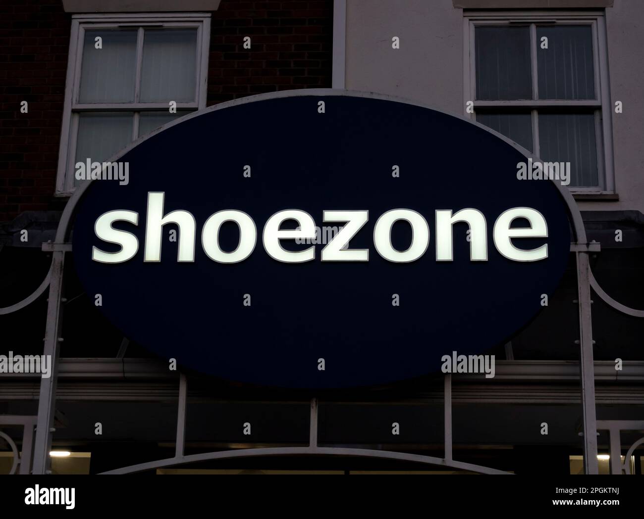 Beleuchtetes Shoezone Shop Schild, Carlton Centre, äußere Ringstraße Lincoln Stockfoto