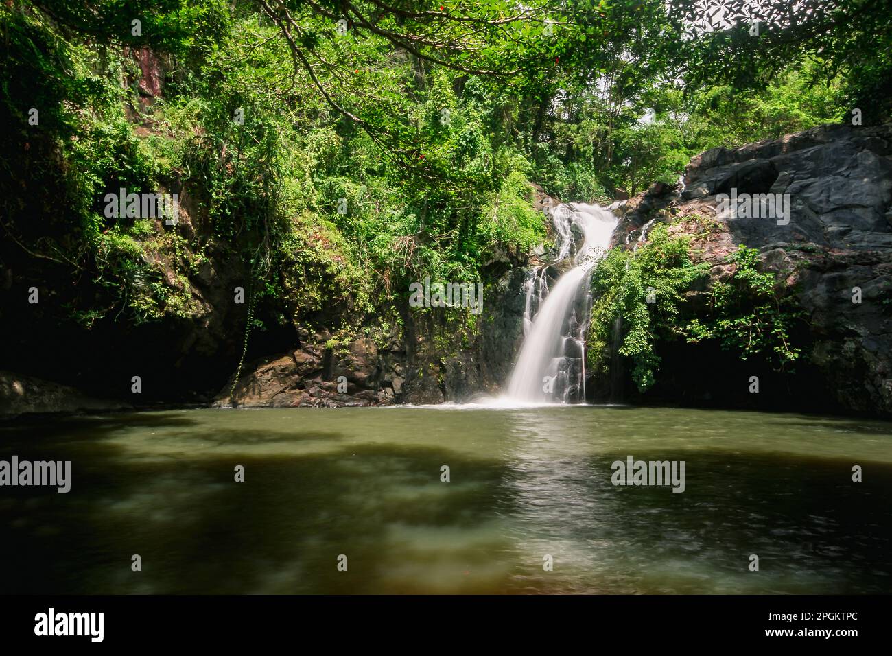 Ein Wasserfall im Wald, ein natürlicher Wasserstrom, der aus einer Höhe unter Ihnen durch die Felsen fließt und eine Feuchtigkeit erzeugt. Im Wald von Thai Stockfoto