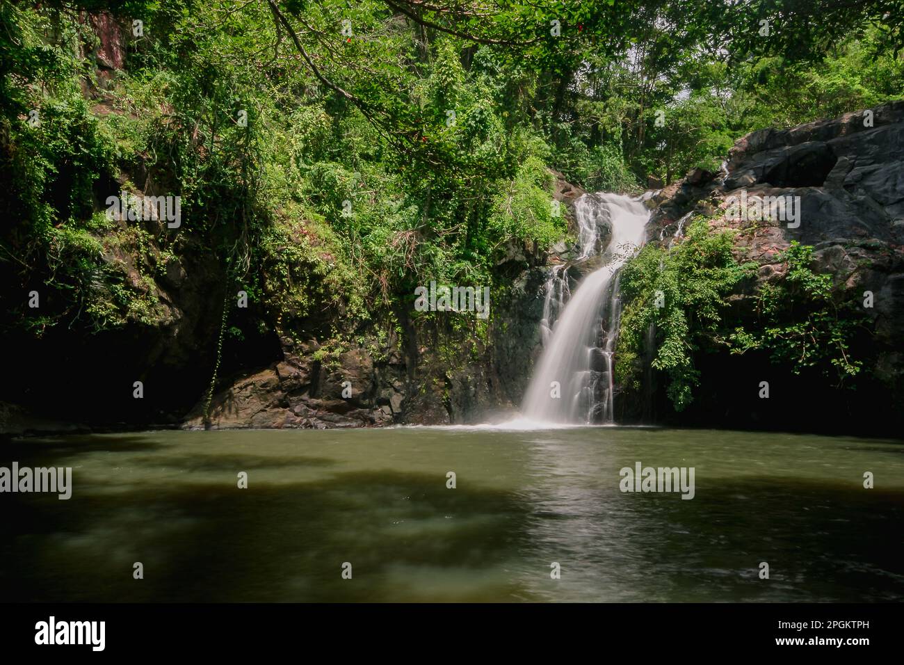Ein Wasserfall im Wald, ein natürlicher Wasserstrom, der aus einer Höhe unter Ihnen durch die Felsen fließt und eine Feuchtigkeit erzeugt. Im Wald von Thai Stockfoto
