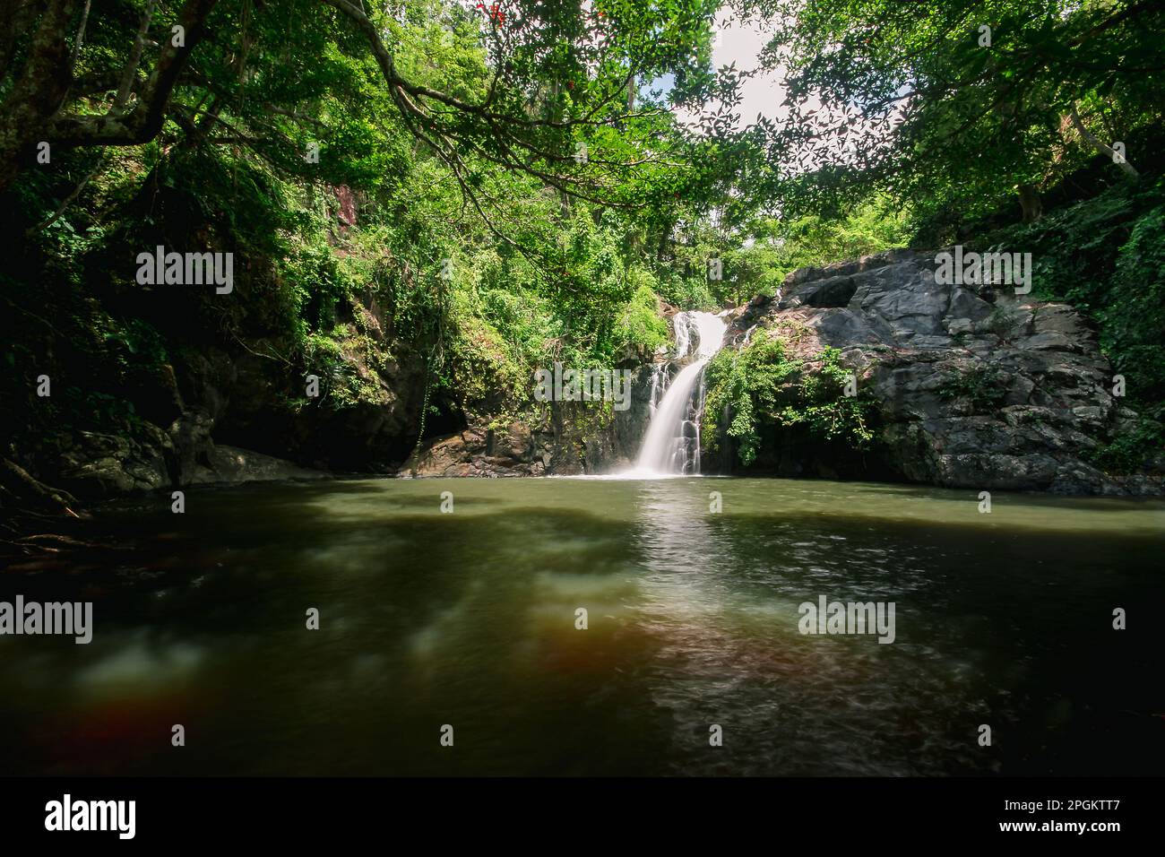 Ein Wasserfall im Wald, ein natürlicher Wasserstrom, der aus einer Höhe unter Ihnen durch die Felsen fließt und eine Feuchtigkeit erzeugt. Im Wald von Thai Stockfoto