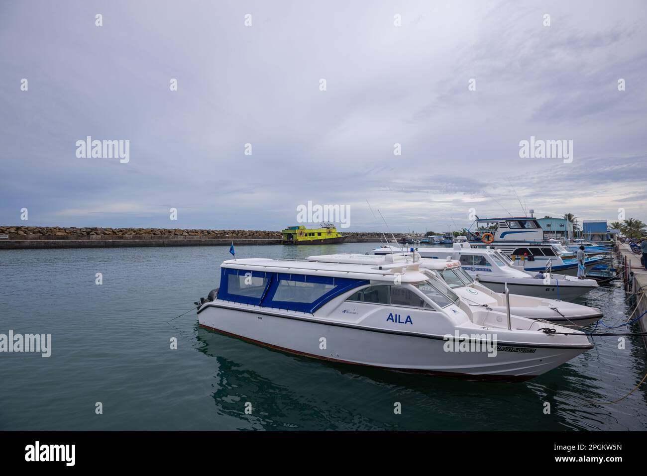 Boote, die an Fuvamulah Island (Malediven) Anlegestelle/Hafen anlegen Stockfoto