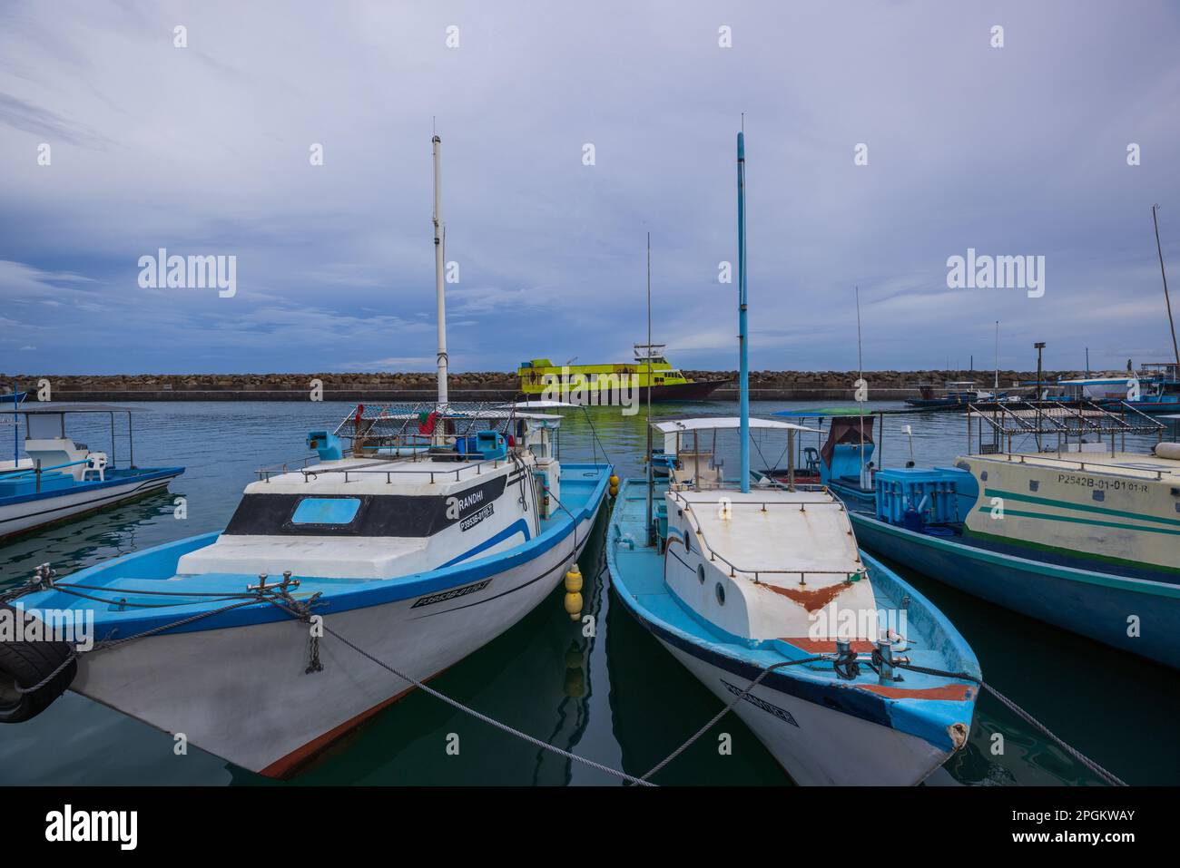 Boote, die an Fuvamulah Island (Malediven) Anlegestelle/Hafen anlegen Stockfoto