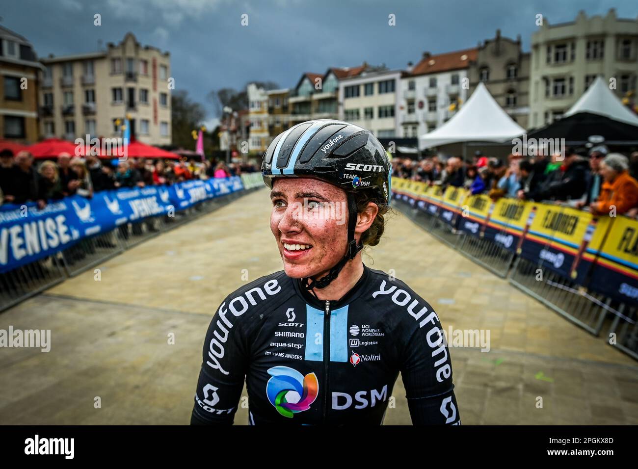De Panne, Belgien. 23. März 2023. British Pfeiffer Georgi vom Team DSM feiert nach dem Sieg des Frauenelitenrennen des eintägigen Radrennens „Classic Brügge-De Panne“, 159, 5 km von Brügge nach De Panne, Donnerstag, 23. März 2023. BELGA PHOTO DIRK WAEM Credit: Belga News Agency/Alamy Live News Stockfoto