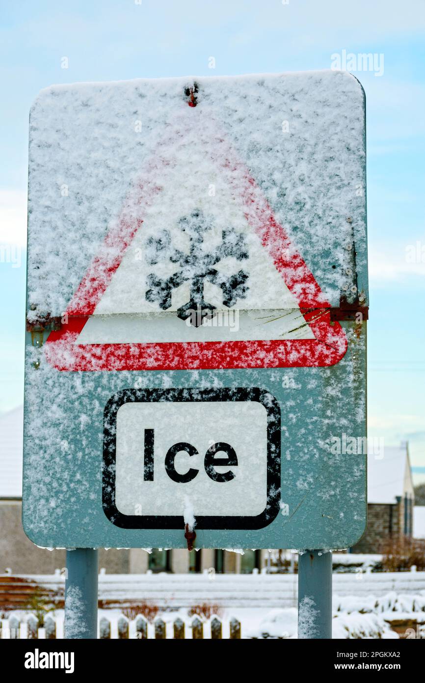 Eiswarnschild auf der A836 Fernstraße bei Schneewetter im Dorf Mey, Caithness, Schottland, Großbritannien Stockfoto