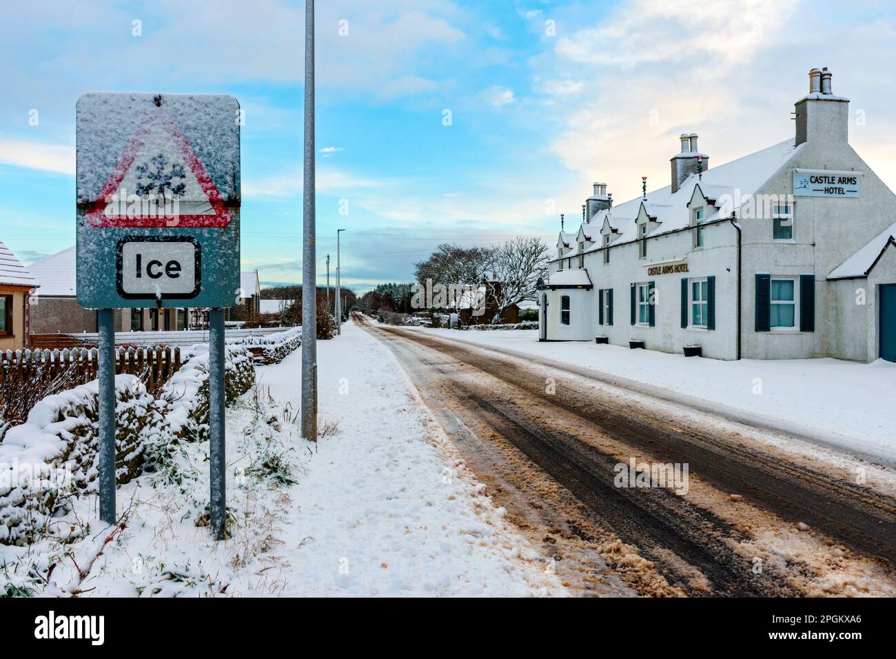 Schnee bedeckt die A836 Straße, die Hauptstraße zwischen Thurso und John O'Groats. Im Dorf Mey, Caithness, Schottland, Großbritannien Stockfoto