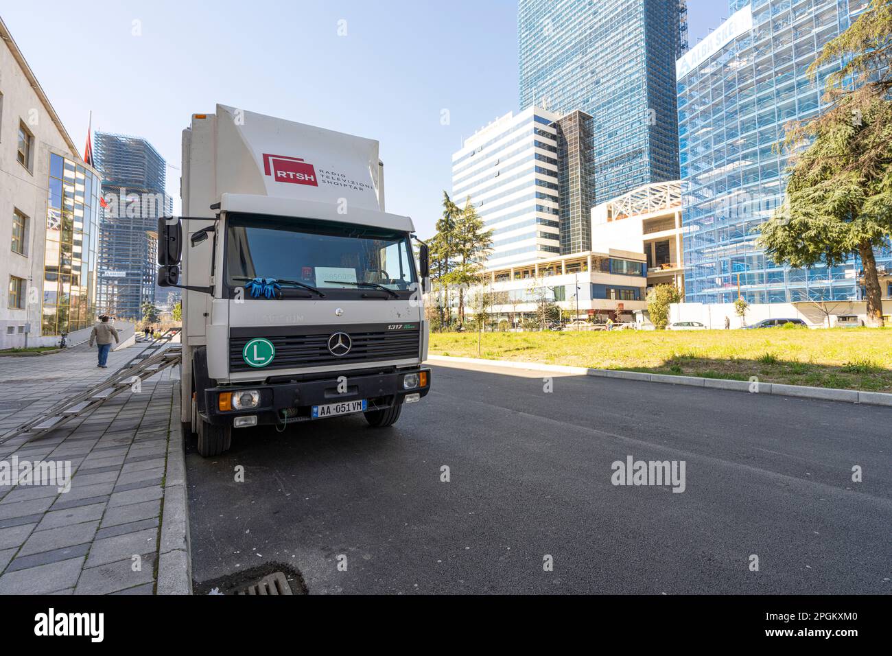 Tirana, Albanien. März 2023. Ein Truck aus RTSH, albanischem Radio und Fernsehen, in einer Straße im Stadtzentrum Stockfoto