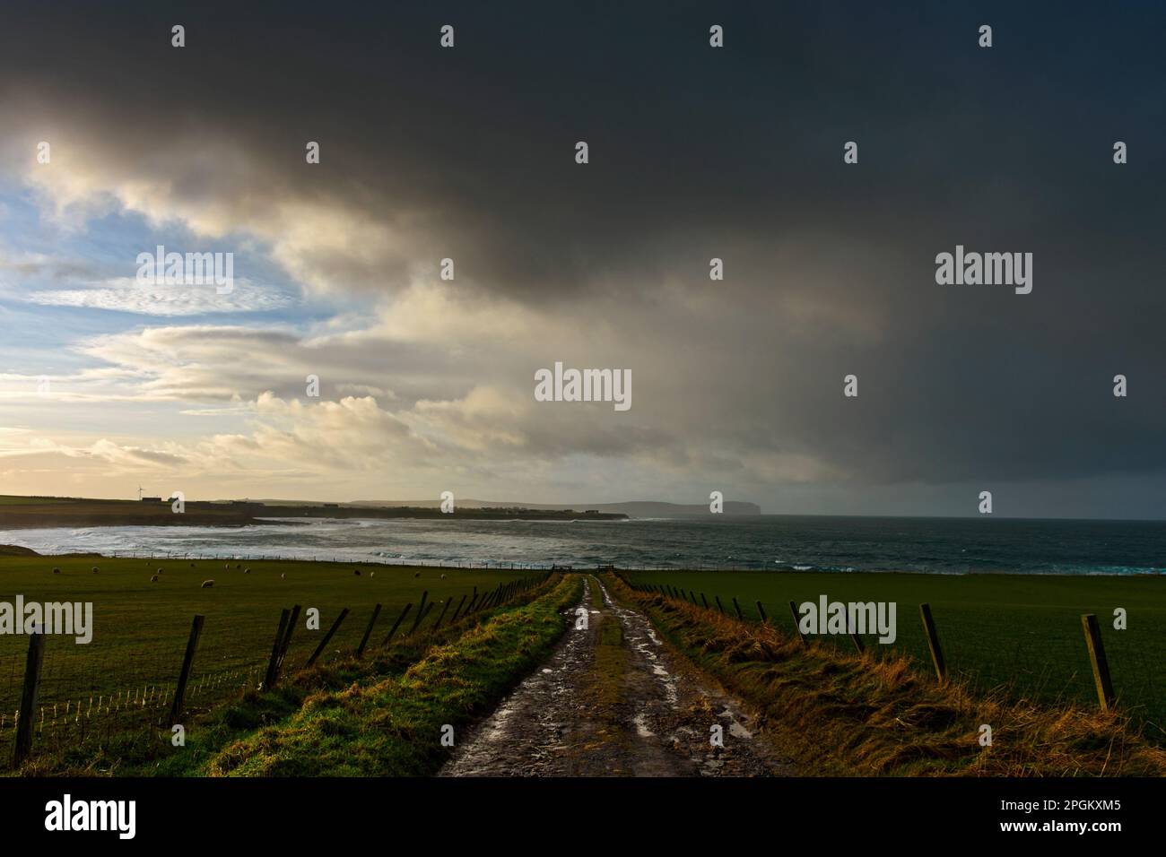 Dunnet Head an einem stürmischen Tag von einem Bauernhof in der Nähe des Dorfes Mey. An der Nordküste von Caithness, Schottland, Vereinigtes Königreich. Stockfoto