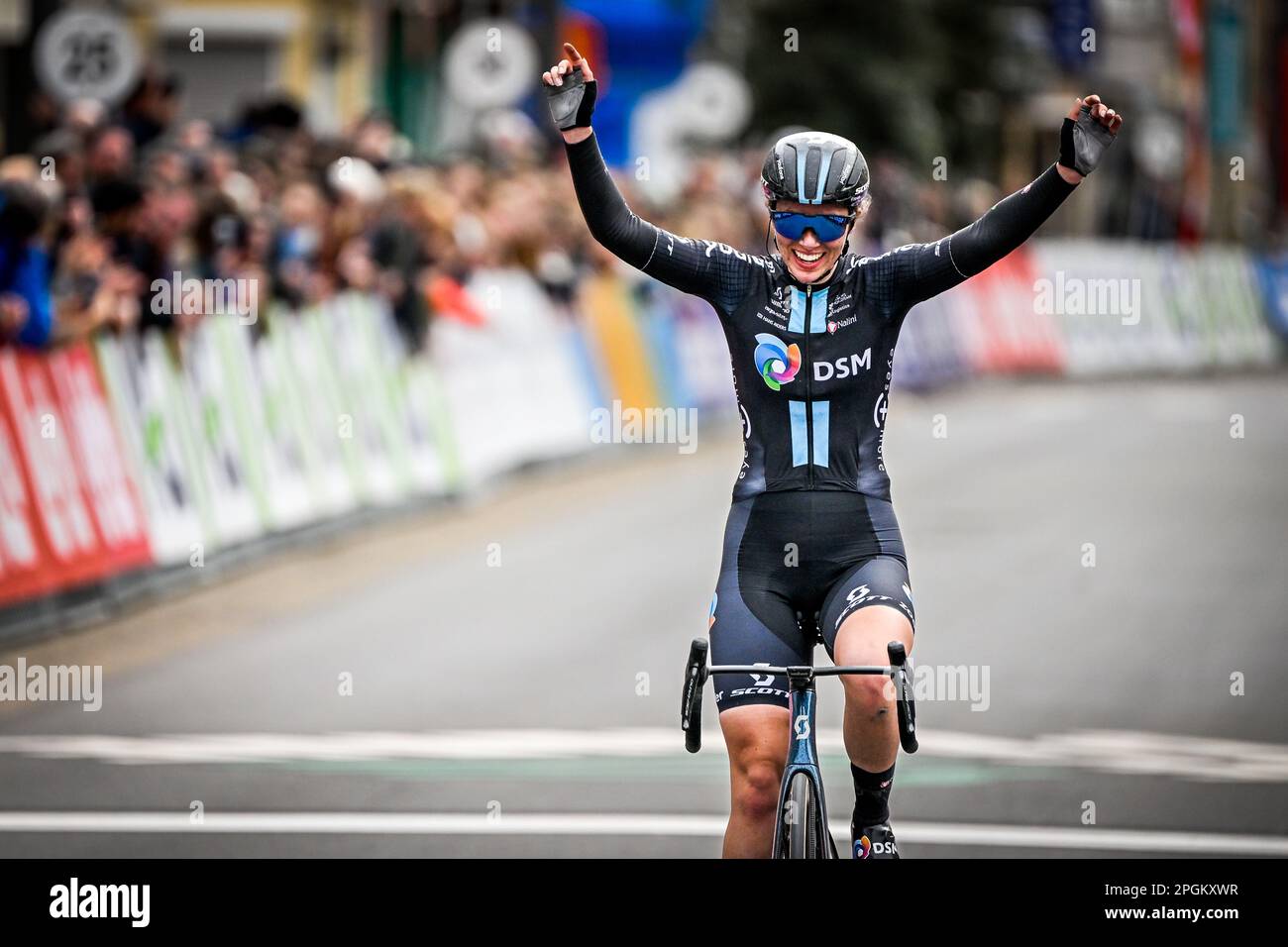 De Panne, Belgien. 23. März 2023. British Pfeiffer Georgi vom Team DSM feiert nach dem Sieg des Frauenelitenrennen des eintägigen Radrennens „Classic Brügge-De Panne“, 159, 5 km von Brügge nach De Panne, Donnerstag, 23. März 2023. BELGA FOTO ERIC LALMAND Kredit: Belga News Agency/Alamy Live News Stockfoto