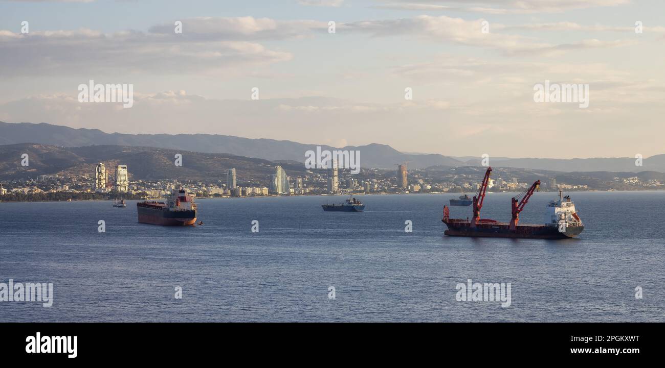 Schiffe am Hafen und moderne Stadtlandschaft an der Küste. Limassol, Zypern Stockfoto
