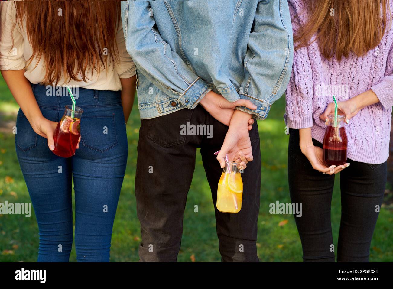 Zeit für die Entgiftung. Jugend mit Fruchtsaftcocktails Stockfoto