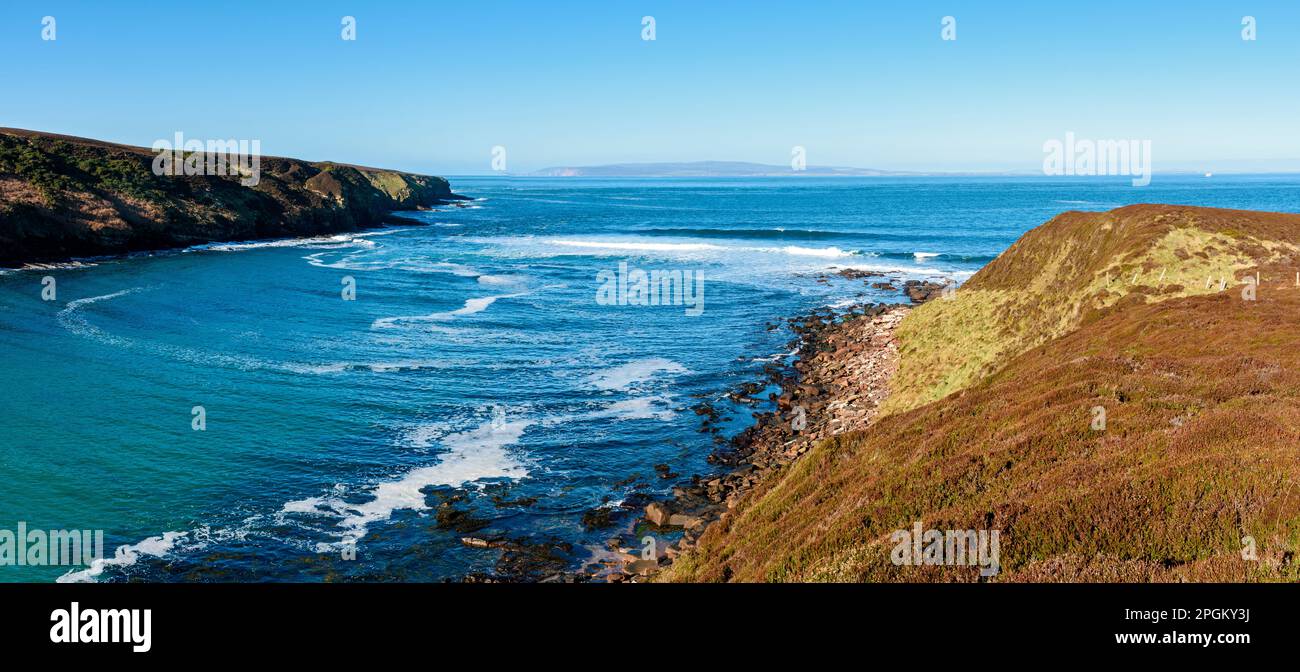 Die Bucht namens Scotland's Haven auf der östlichen Seite von St. John's Point, Caithness, Schottland, Großbritannien Stockfoto