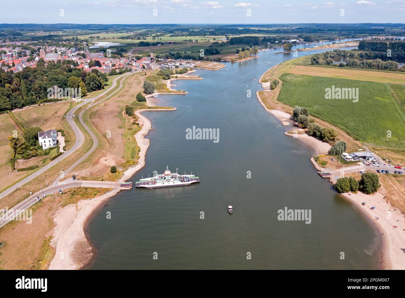 Luftfahrt von der Fähre am Fluss Lek bei Wijk bij Duurstede in den Niederlanden Stockfoto