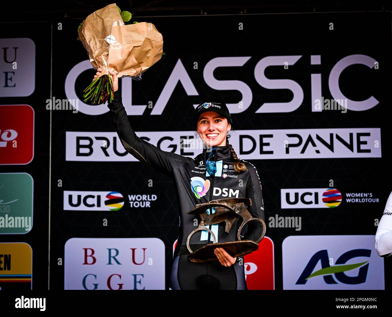 De Panne, Belgien. 23. März 2023. British Pfeiffer Georgi vom Team DSM feiert auf dem Podium nach dem Sieg des Frauenelitenrennen des eintägigen Radrennens „Classic Brügge-De Panne“, 159, 5 km von Brügge nach De Panne, Donnerstag, 23. März 2023. BELGA PHOTO DIRK WAEM Credit: Belga News Agency/Alamy Live News Stockfoto