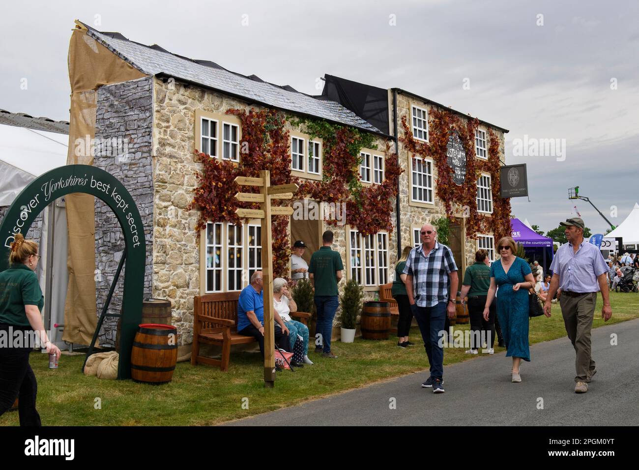 Zeitweilige Innenstruktur außen & Besucher zum Ausstellungsgelände (Handelsstand, Marketing & Promotion) - Great Yorkshire Showground, Harrogate, England, Großbritannien. Stockfoto