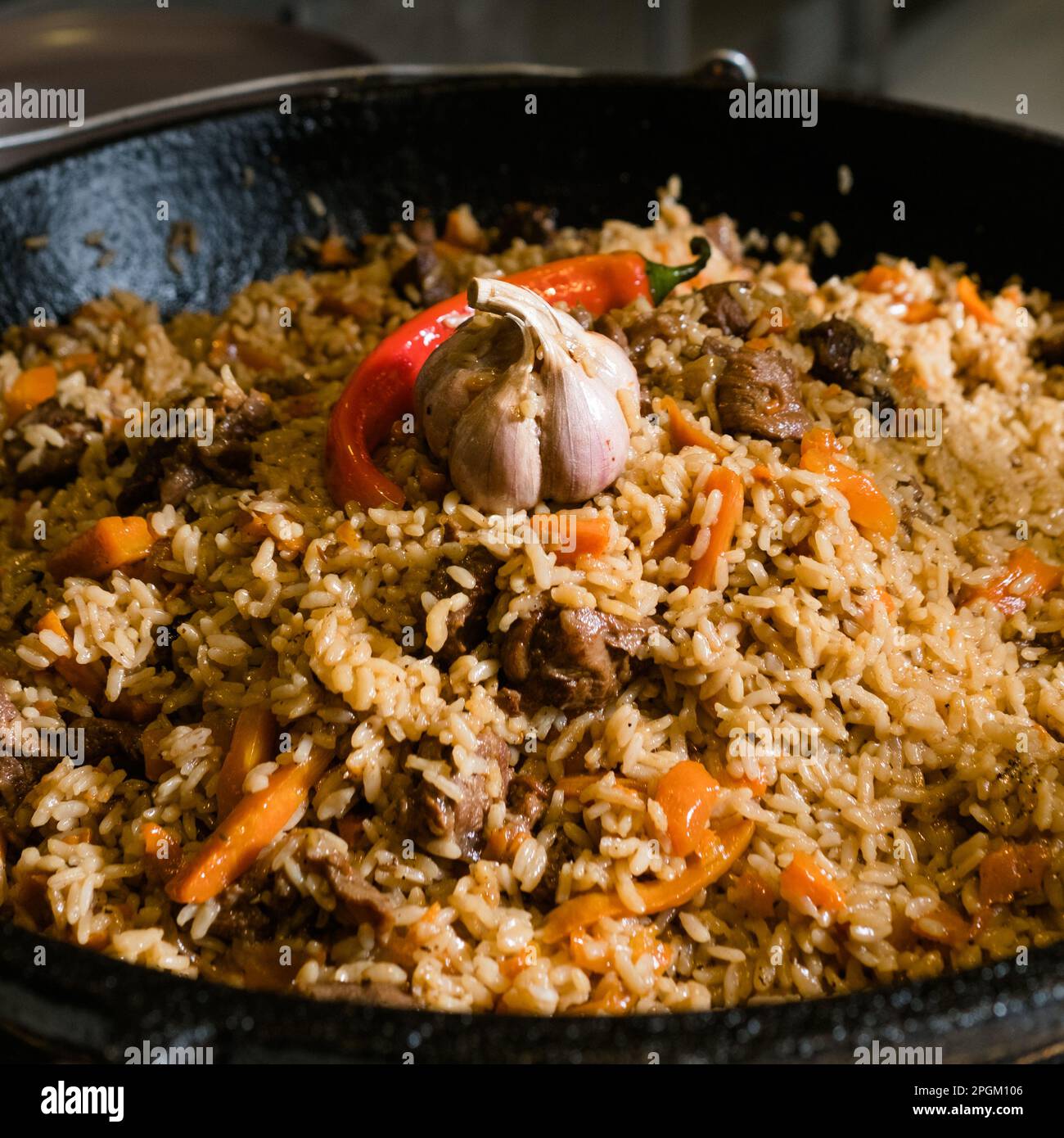 Ethnische Küche mit traditionellem usbekischen Essen Stockfoto