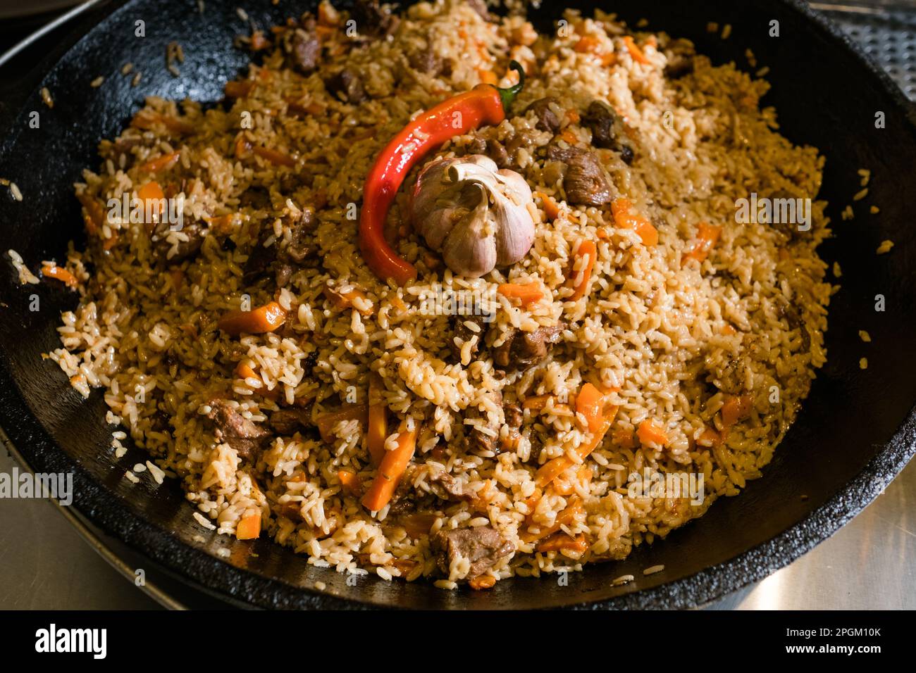 Ethnische Küche mit traditionellem usbekischen Essen Stockfoto
