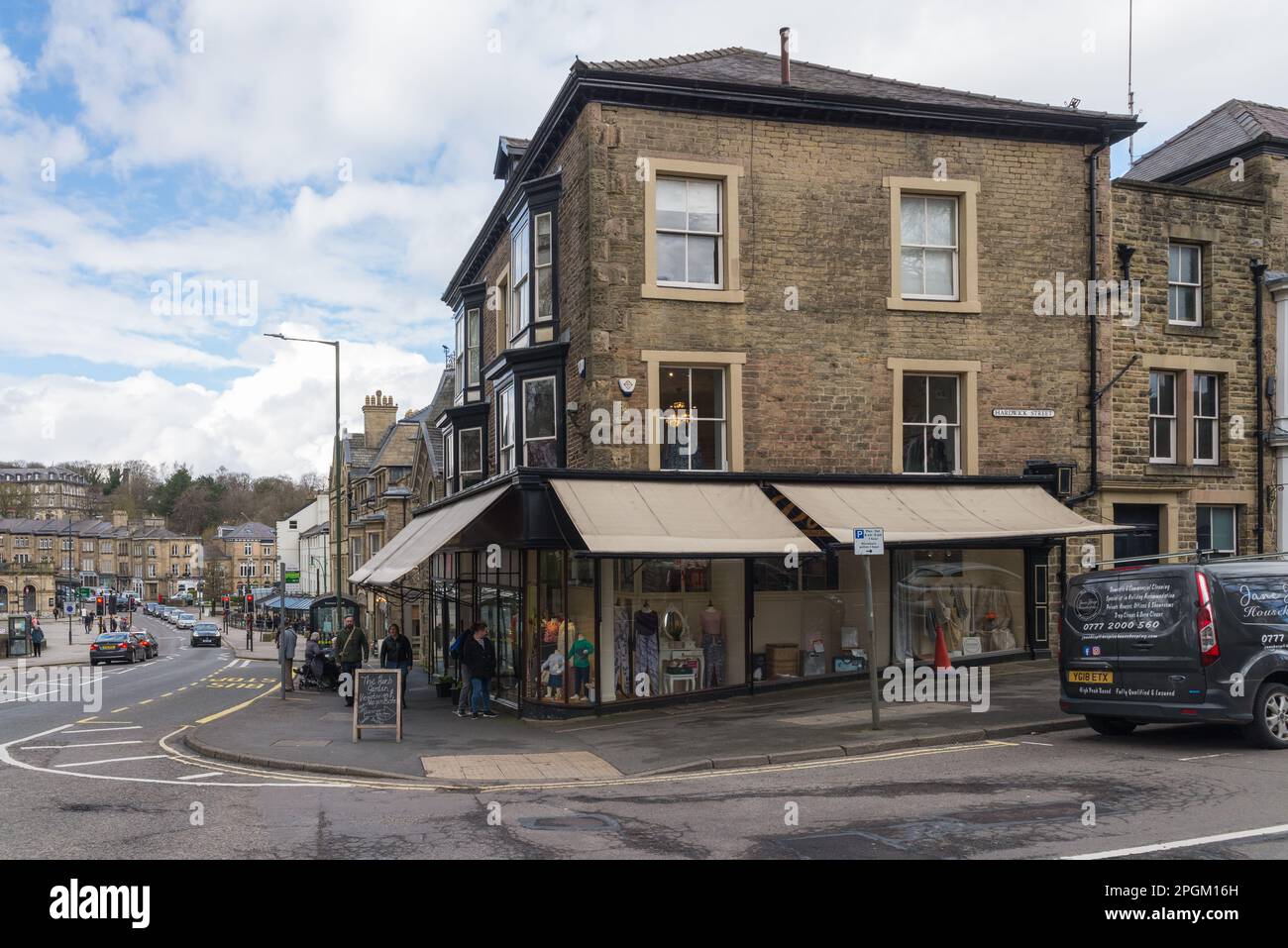 Geschäfte auf der Terrace Road im Peak District in Buxton, Derbyshire Stockfoto