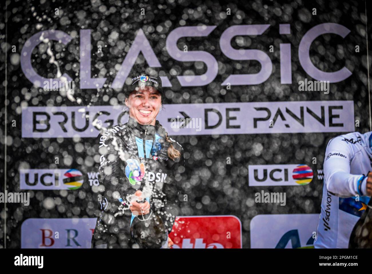 De Panne, Belgien. 23. März 2023. British Pfeiffer Georgi vom Team DSM feiert auf dem Podium nach dem Sieg des Frauenelitenrennen des eintägigen Radrennens „Classic Brügge-De Panne“, 159, 5 km von Brügge nach De Panne, Donnerstag, 23. März 2023. BELGA PHOTO DIRK WAEM Credit: Belga News Agency/Alamy Live News Stockfoto