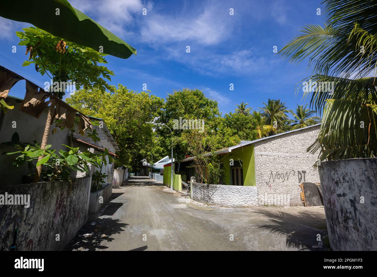 Eine von Dorfhäusern umgebene Straße auf der Insel Fuvahmulah (Malediven) Stockfoto