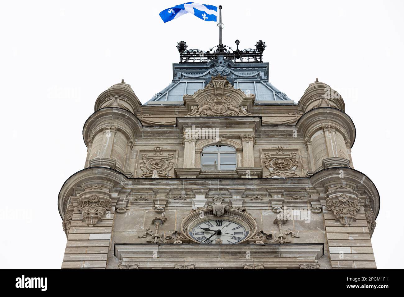 Die Flagge der Provinz Quebec fliegt über dem Parlamentsgebäude, in dem die Nationalversammlung von Quebec am Montag, den 20. Februar 2023, in Quebec City stattfindet. Stockfoto