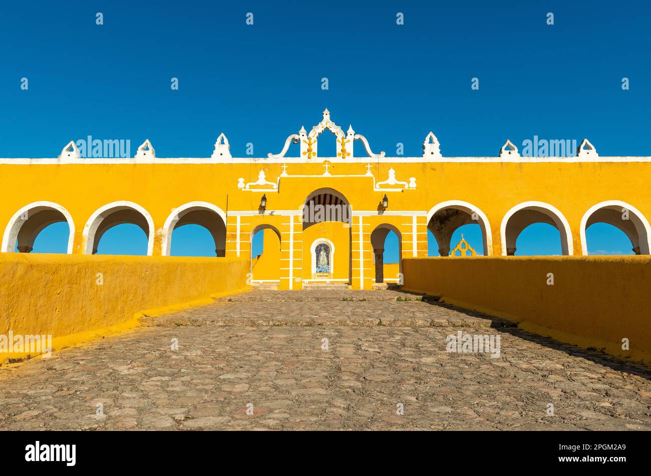 San Antonio de Padua Kloster bei Sonnenuntergang, Izamal, Yucatan, Mexiko. Stockfoto