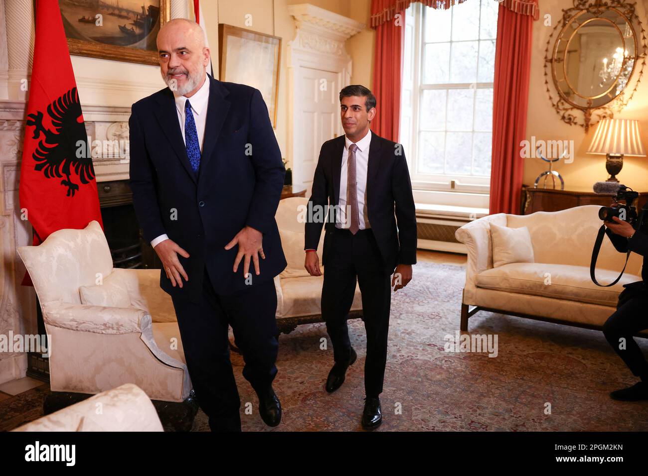 Ministerpräsident Rishi Sunak mit albanischem Ministerpräsident EDI Rama in der Downing Street 10, London, im Vorfeld eines bilateralen Treffens. Stockfoto