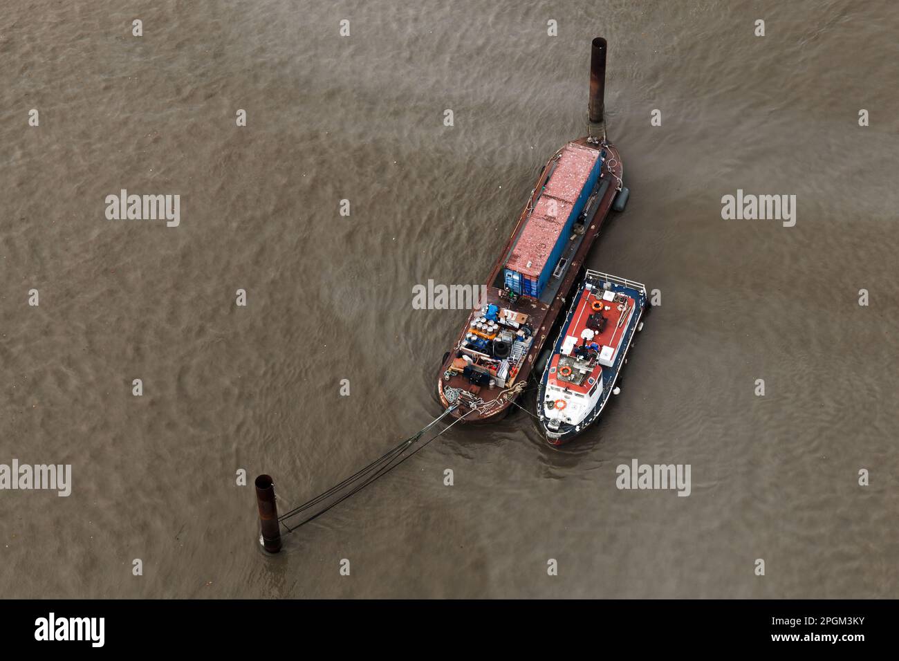 Festgemachte Boote an der Themse, London. Luftaufnahme am Tag Stockfoto