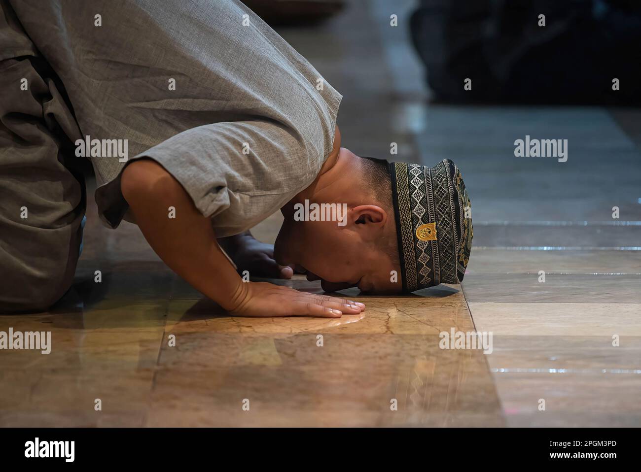 Ein muslimischer Mann, der am ersten Tag des Ramadans im Islamischen Zentrum von Thailand betete. Ramadan ist der neunte Monat des islamischen Kalenders, und es ist ein Monat des Fastens, Gebets und Meditats für Muslime auf der ganzen Welt, und es wird angenommen, dass das Gedenken an Muhammads erste Offenbarung. Stockfoto