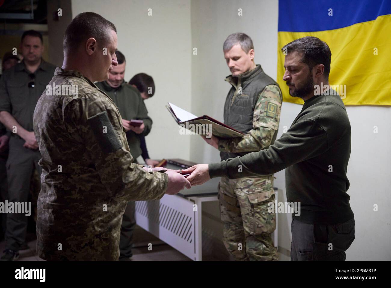 Charkiv, Ukraine. 23. März 2023. Ukrainischer Präsident Wolodymyr Zelenskyy, rechts, verleiht Medaillen an Soldaten während eines Besuchs in der Region Kherson am 23. März 2023 in Posad-Pokrovske, Oblast Kherson, Ukraine. Kredit: Pool Photo/Pressestelle Des Ukrainischen Präsidenten/Alamy Live News Stockfoto