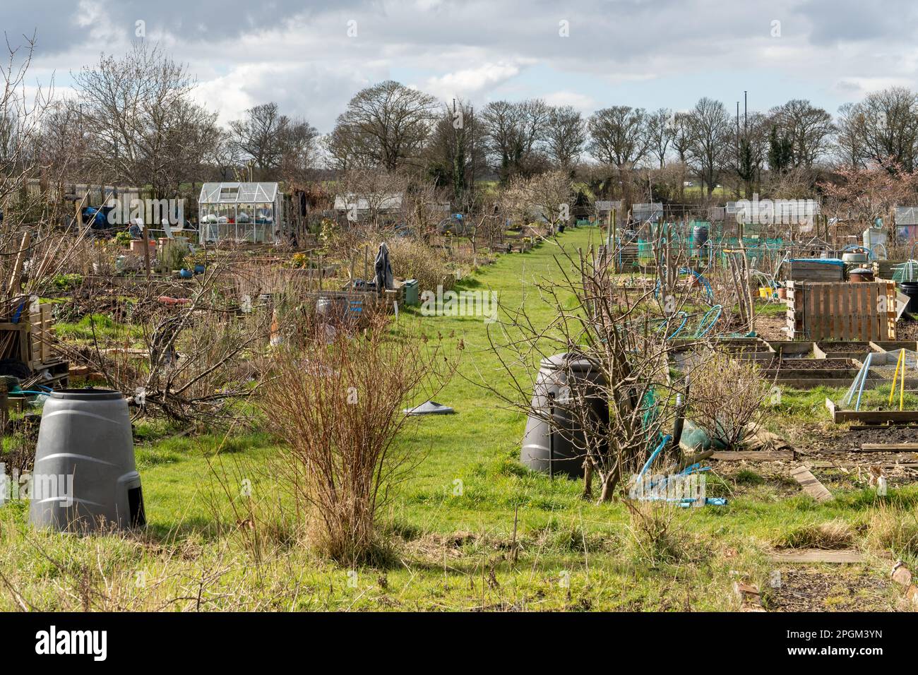 Zuteilung im März mit Kompost und Gewächshäusern. Vorbereitung für den Frühling. Stockfoto