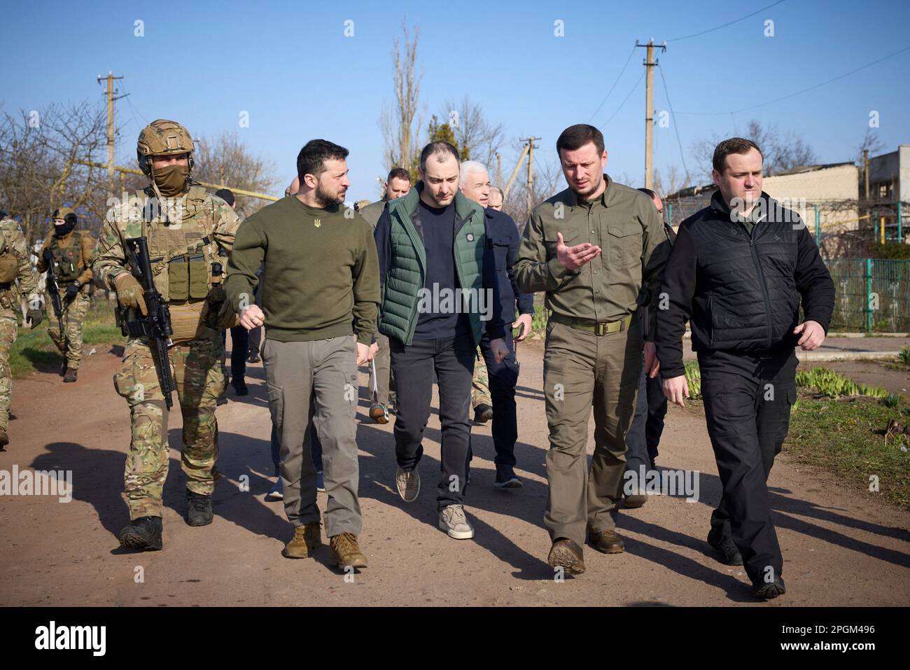 Charkiv, Ukraine. 23. März 2023. Der ukrainische Präsident Wolodymyr Zelenskyy, Left, inspiziert die durch russische Raketenangriffe verursachten Schäden bei einem Besuch in der Region Kherson am 23. März 2023 in Posad-Pokrovske, Oblast Kherson, Ukraine. Kredit: Pool Photo/Pressestelle Des Ukrainischen Präsidenten/Alamy Live News Stockfoto