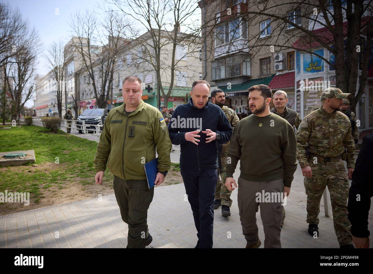 Charkiv, Ukraine. 23. März 2023. Der ukrainische Präsident Wolodymyr Zelenskyy, richtig, inspiziert Schäden, die durch russische Raketenangriffe verursacht wurden, während eines Besuchs in der Region Kherson am 23. März 2023 in Posad-Pokrovske, Oblast Kherson, Ukraine. Kredit: Pool Photo/Pressestelle Des Ukrainischen Präsidenten/Alamy Live News Stockfoto